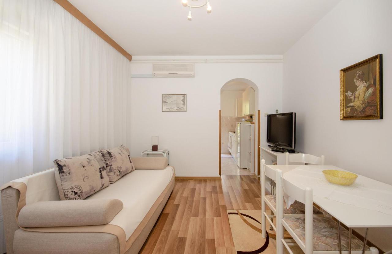 Apartments Bungavilia Ровин Екстериор снимка