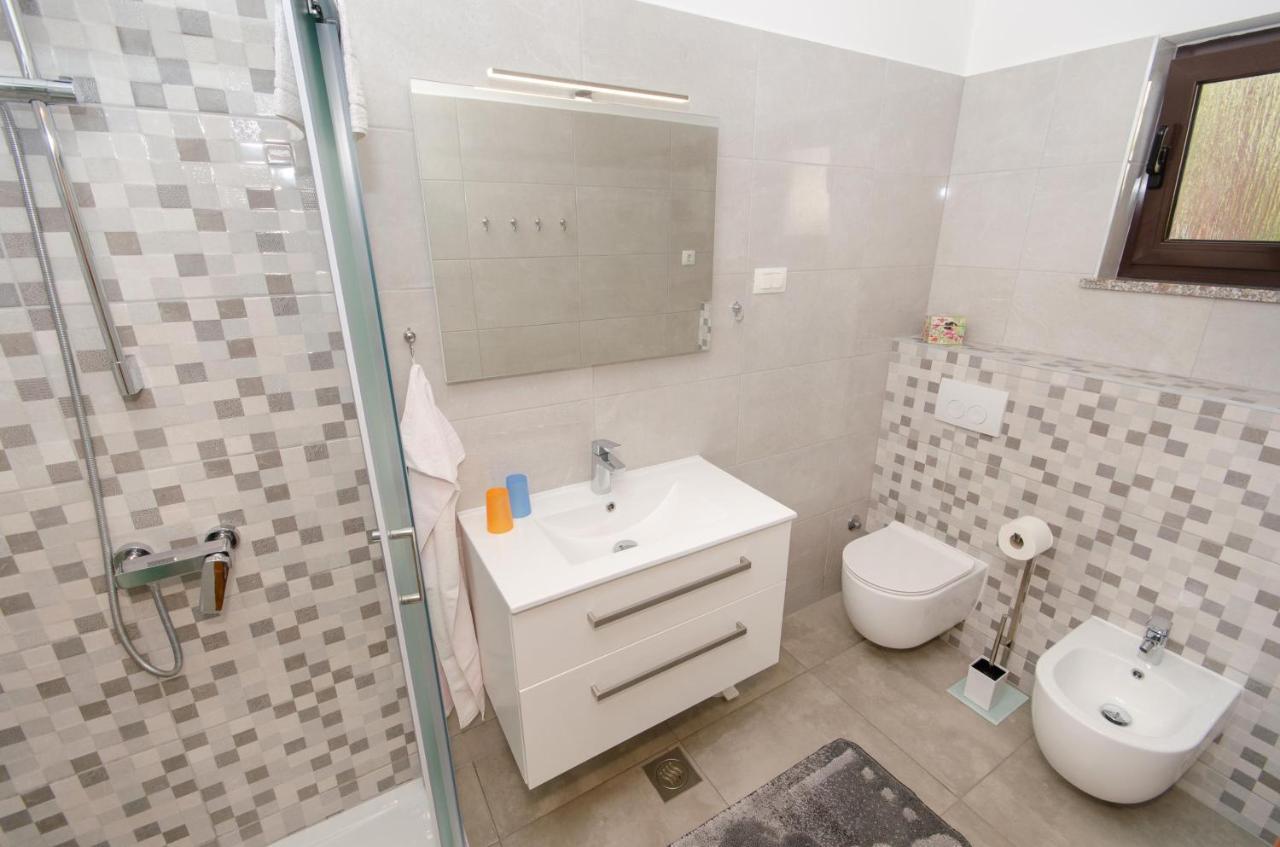 Apartments Bungavilia Ровин Екстериор снимка