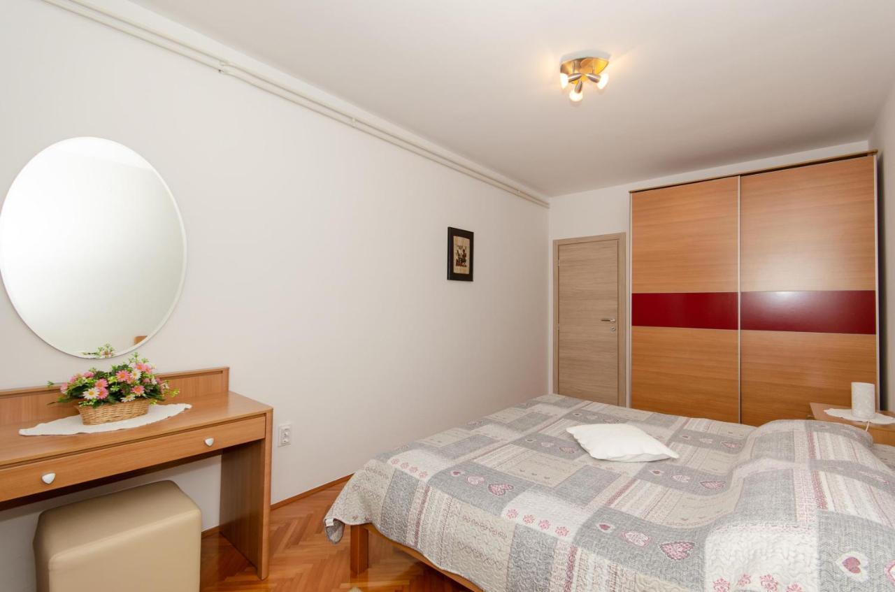 Apartments Bungavilia Ровин Екстериор снимка